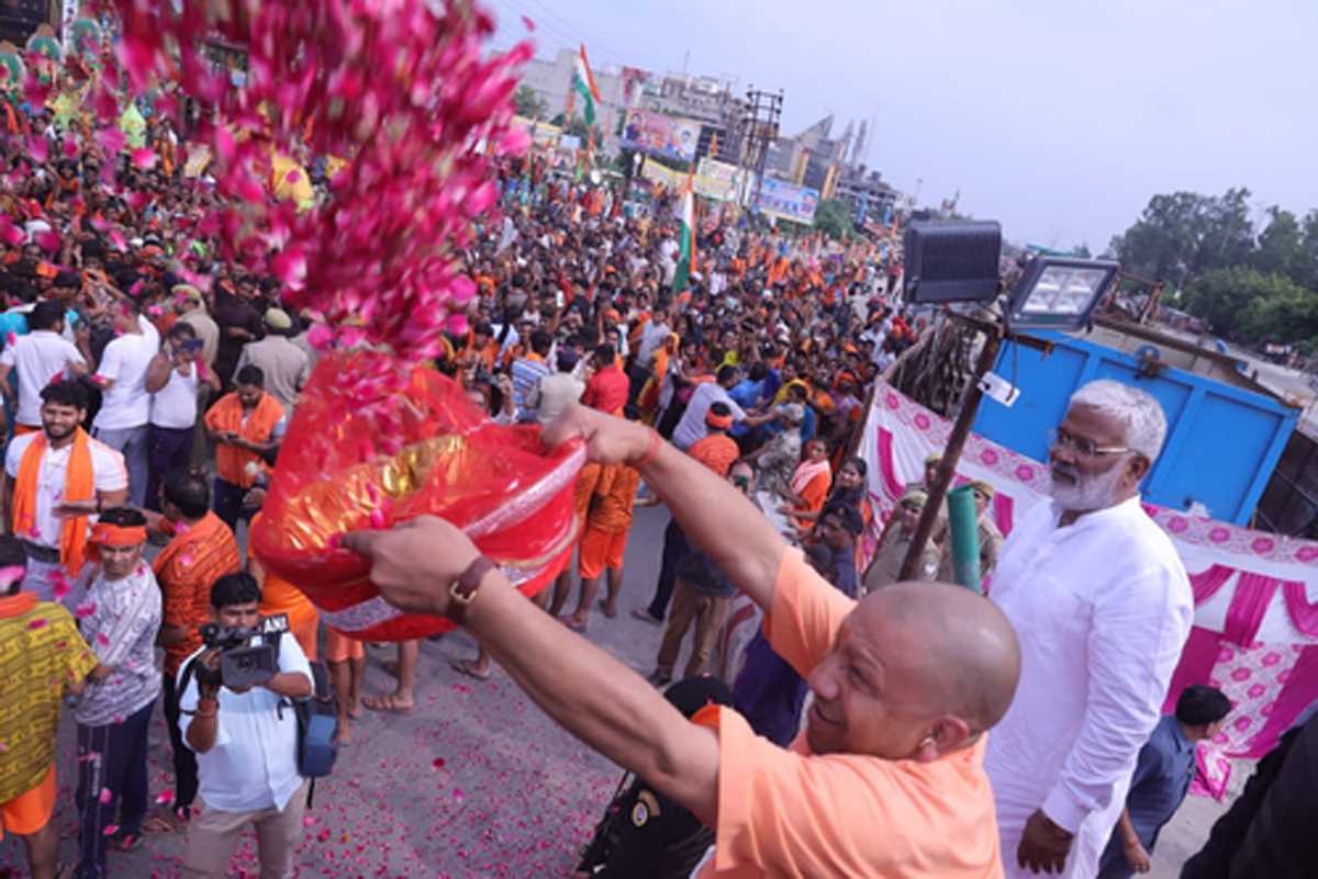 मेरठ-दिल्ली हाइवे पर सीएम योगी ने कांवड़ियों पर की पुष्पवर्षा